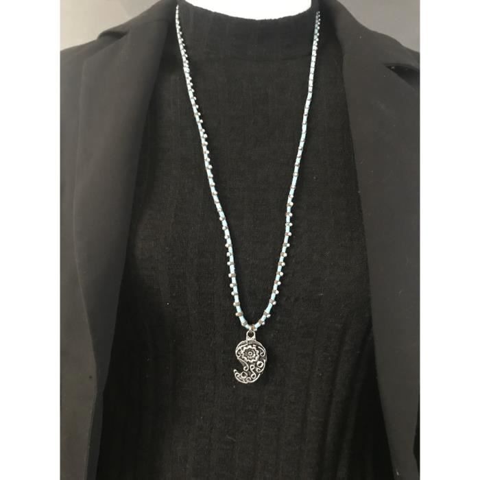 Collier fil bleu et petites perles nacrées, pendentif virgule