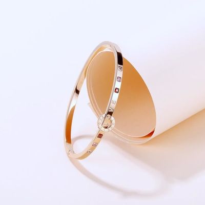 Organgonfand Bracelet femme design lettres LOVE rouge rose blanc strass tricolore acier titane plaque or rose Achat Vente bracelet gourmette Organgonfand Coffret Cadeau Mixte Adulte Cd