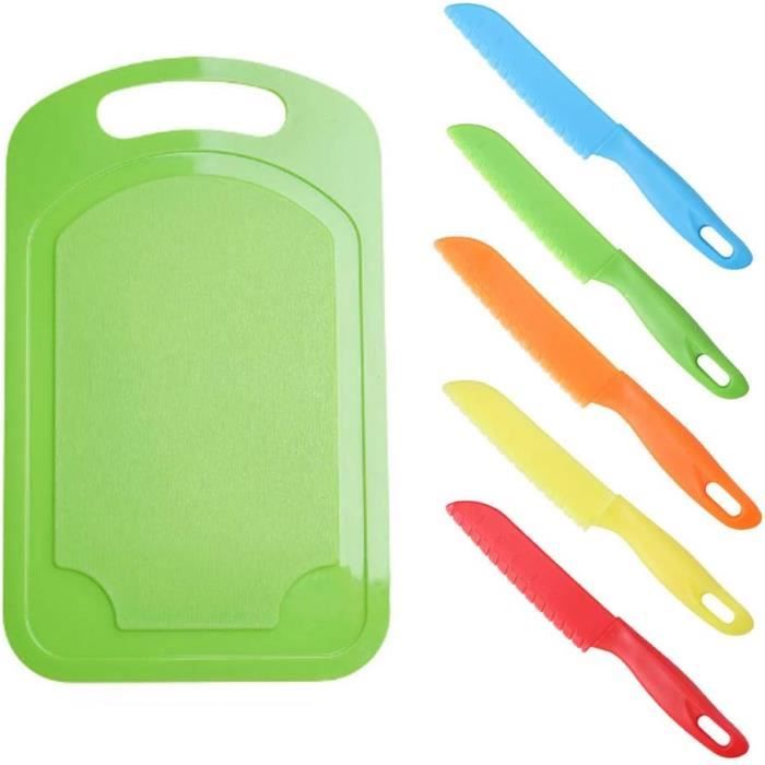 Set de 3 couteaux de cuisine sur une planche à découper