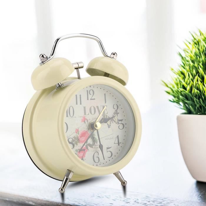 Réveil élégant à Côté De La Table Apprivoisé Pour Se Réveiller | Image Premium Générée à Base D’IA