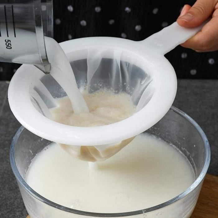KADAX Passoire Cuisine 20 Cm – Mailles Fines Plastique, Longue Poignée, Crochets Suspension, Blanche, Idéale Jus & Conserves