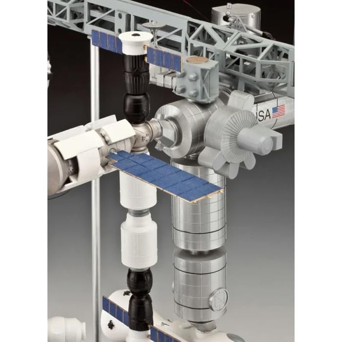 Revell Kit ISS Platinum 25th Anniversary – Station Spatiale Internationale 1/144 – 250 Pièces – Supports Alu – À Partir De 13 Ans