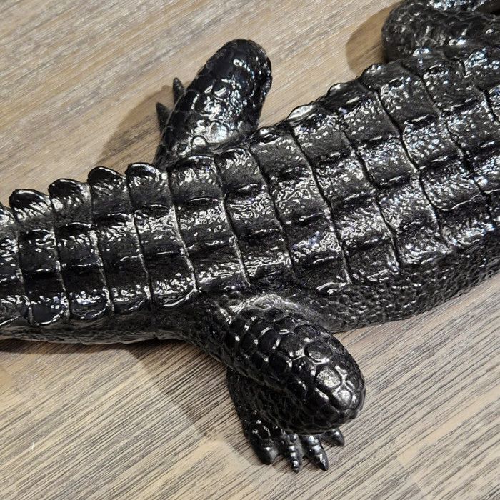 Statue en résine crocodile noir et argent - 42 cm | Prince Décoration