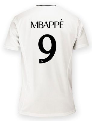 Mbappé signe déjà un maillot du Real Madrid - BeSoccer