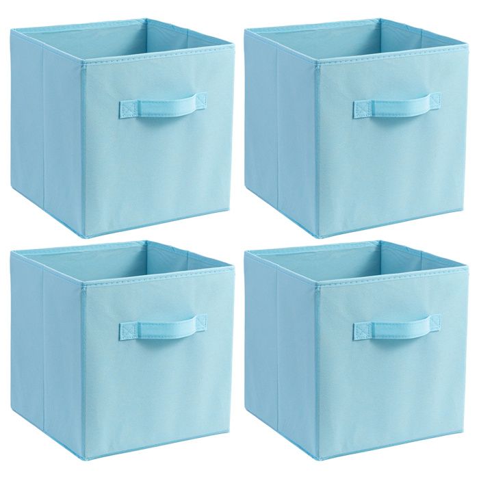 Quatre paniers de rangement pliables en tissu parfaits pour être placés sur une étagère à jouets dans une chambre denfant.