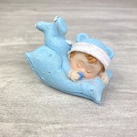 Bébé garçon sur Coussin bleu, dim. 7,6 x 6 cm, figurine en Résine pour Babyshower, baptême - Unique