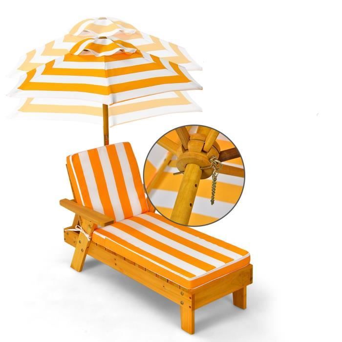 Un personnage de dessin animé est assis sur une chaise de plage avec un