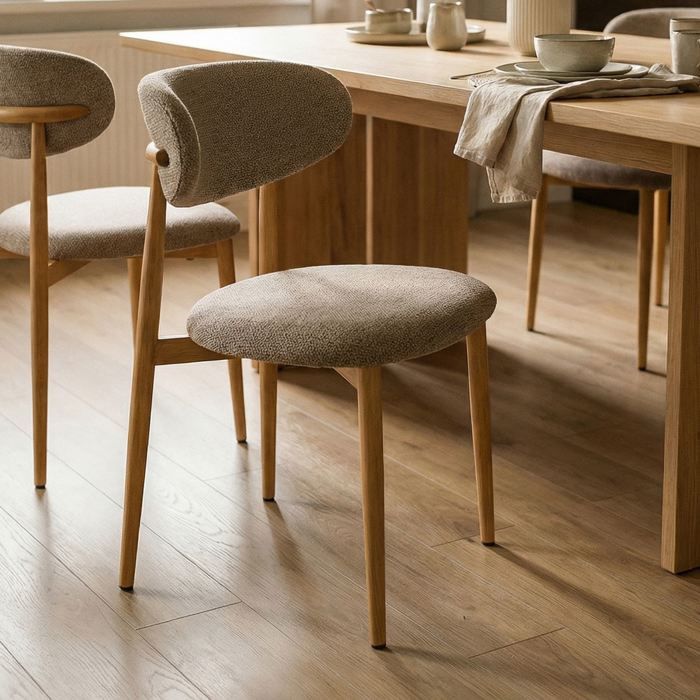 Lot de 2 Chaises ARIEL en Tissu Beige Chaise de Salle à Manger et Cuisine au Look Moderne Assise Rembourrée Dossier Enveloppant Lot de 2 Chaises ARIEL en Tissu Beige Chaise de Salle à Manger et Cuisine au Look Moderne Assise Rembourrée Dossier Enveloppant