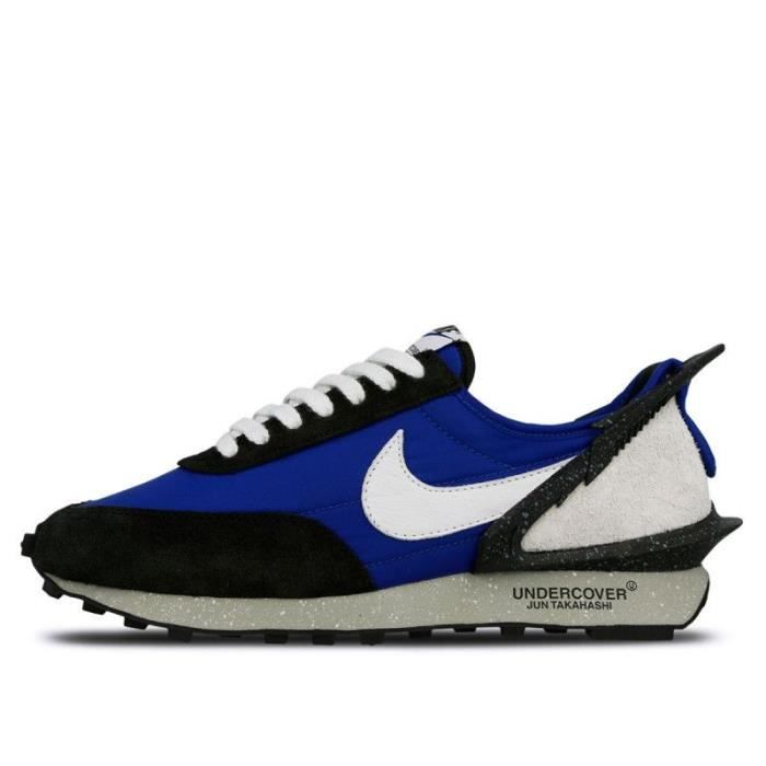 Nike Basket Nike DAYBREAK UNDERCOVER - Réf. BV4594-400. Couleur : Bleu. Détails. - Tige en nylon et en cuir suède. - Semelle extérieure