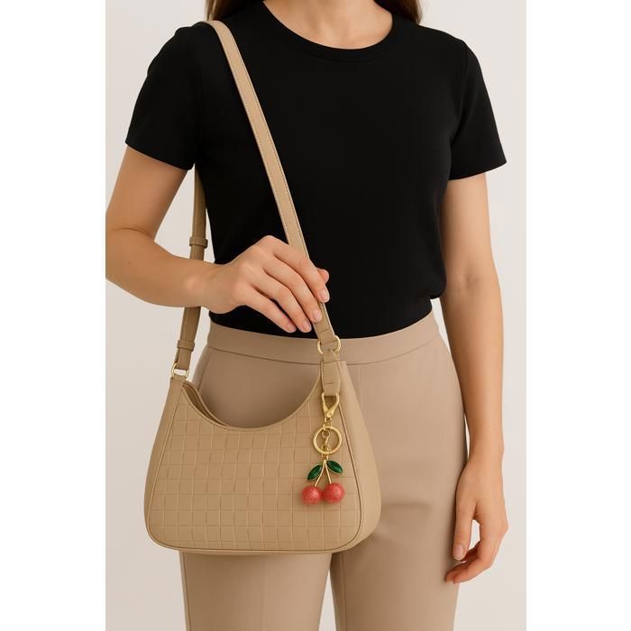 Porte clef femme- cerise accessoire chic en métal doré et résine