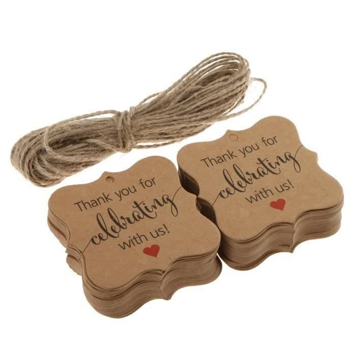 Étiquettes de prix et cartes-cadeaux attachées avec des arceaux à