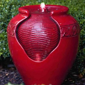 FONTAINE DE JARDIN Fontaine de jardin en forme d'amphore rouge avec é