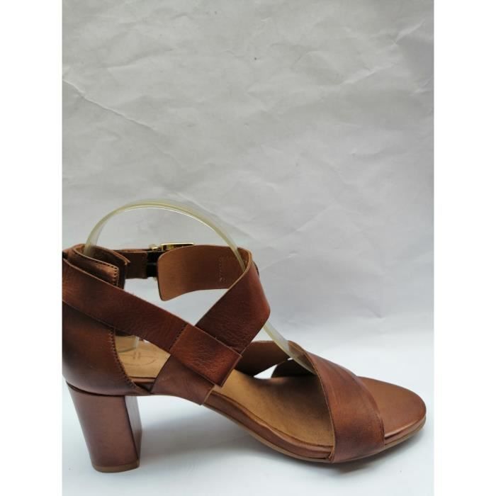 nu pied en cuir