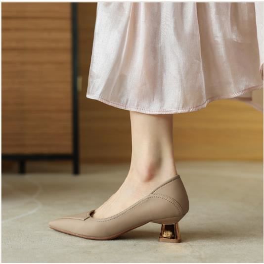 Escarpins Femme Marque De Luxe Marron Talon epais 5cm Confortable et elegant Achat Vente Escarpins Femme Marque De Luxe Marron Talon epais 5cm Confortable et elegant pas cher Cdiscount