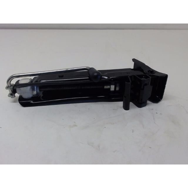 PIECES AUTO D'OCCASION - - CRIC + MANIVELLE SKODA FABIA - E1-346620