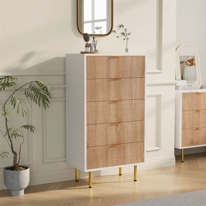 Commode 5 tiroirs - Chiffonnier 5 tiroirs  moderne blanc et bois naturel avec motifs à rayures et pieds dorés