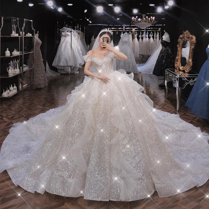 Robe de princesse en tulle bleu royal à épaules dénudées