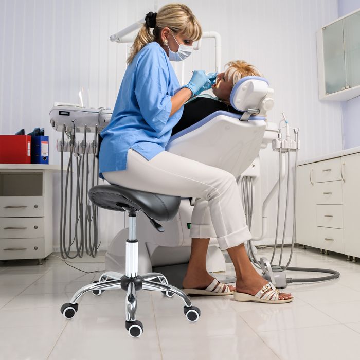 Tabouret pivotant réglable - Selle rembourrée - Similicuir noir - Hauteur 49-61 cm - 5 roulettes 360°
