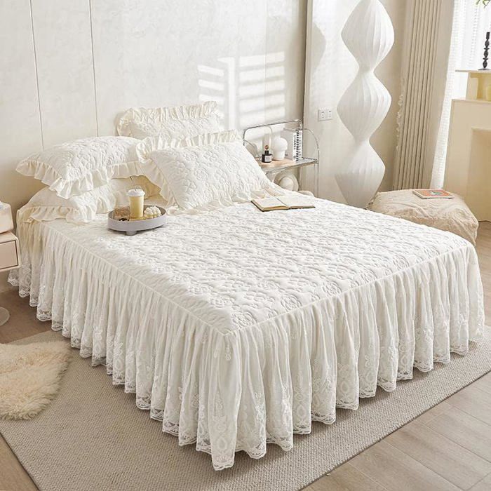 Couvre-lit matelassé en coton brocart à motif fleuri et jupe à volants en dentelle 180 x 200 x 40 cm Beige