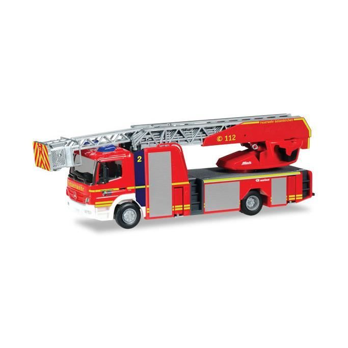 Camion de pompier grande echelle MERCEDES L32 xs avec une échelle de 1/87 conçu par HERPA sur