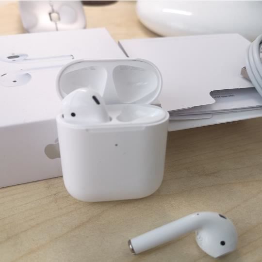 Ecouteurs sans fils Apple AirPods avec boîtier de Charge Filaire –