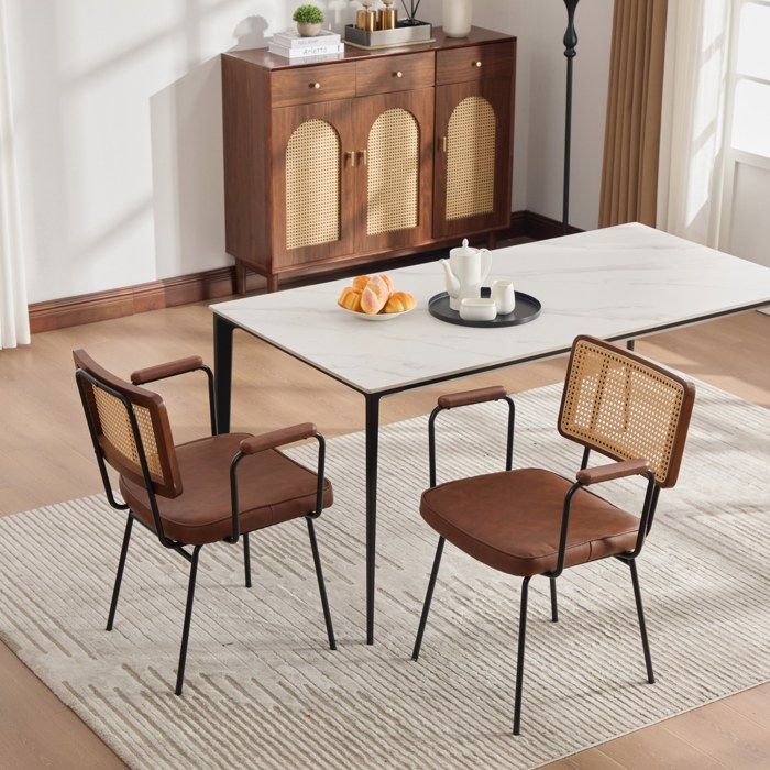 Lot de 2 chaises de salle à manger avec accoudoirs PU vintage marron dossier aspect rotin cadre en bois massif