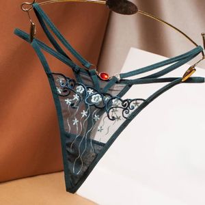 string militaire femme