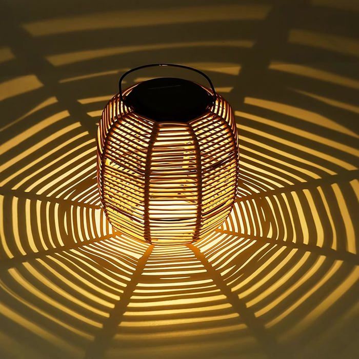 Lanterne Solaire LED Rotin Saloméa Tall – 30x30xH47 Cm Avec Télécommande, 3 Intensités & Panneau Solaire