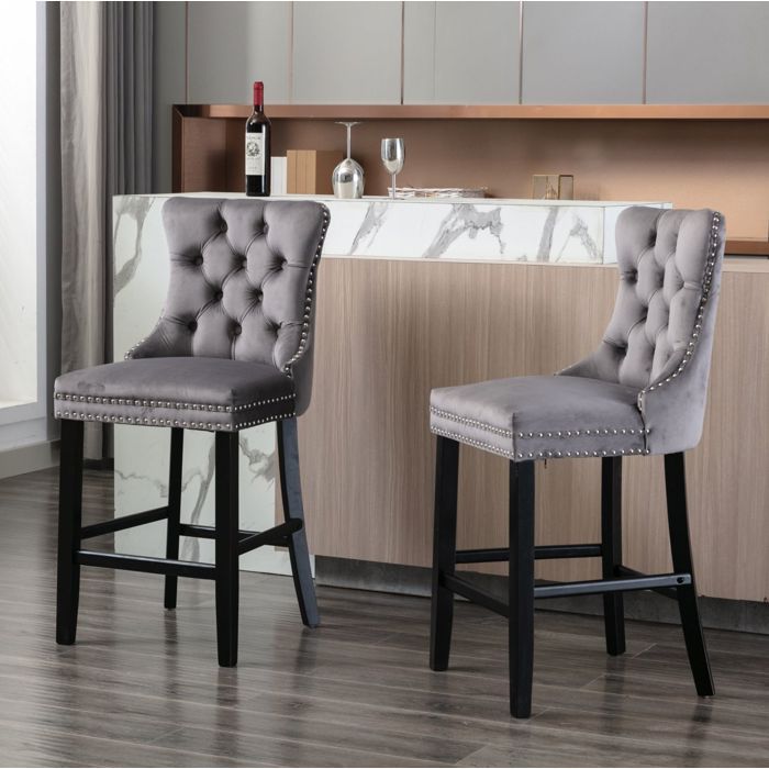 Chaises de bar gris en velours decoration capitonnee pieds en bois clous chromes lot de 2
