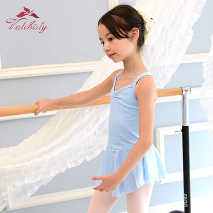 Robe Bleu Enfant Avec Jupe De Ballet Fond Blanc Isolé. L'élève Flexible  Pratique La Danse. Rêve Que Chaque Fille Devienne Célèbre Danseuse De Ballet.  Danseur Tendre Enfant Look Magnifique Justaucorps Fantaisie.