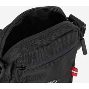 Accessoire Football Paris Saint Germain Sacoche Bandoulière PSG - Collection Officielle - 19x15x2,5 Cm - Polyester Collection Officielle Psg Accessoire Football Paris Saint Germain Sacoche Bandoulière PSG - Collection Officielle - 19x15x2,5 Cm - Polyester Collection Officielle Psg