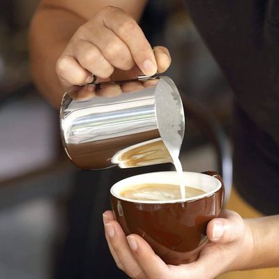 Pichet à mousse de lait 500 ml en verre borosilicate, pichet à lait à café polyvalent, fabrication artisanale soignée, idéal pour les cafés Latte Art et l'utilisation à domicile (Vert Pichet à mousse de lait 500 ml en verre borosilicate, pichet à lait à café polyvalent, fabrication artisanale soignée, idéal pour les cafés Latte Art et l'utilisation à domicile (Vert