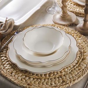 Assiette creuse Vintage blanche et doré. Ces jolies assiettes blanches  ornées d'un liseret doré apporteront charme et…