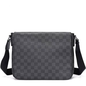 Sacoche LOUIS VUITTON Cuir Taïga/ Sac Bandoulière HOMME LOUIS VUITTON /  OCCASION