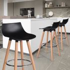 Tabouret de bar scandinave en PP noir et bois - URBAN MEUBLE - Lot de 2 - Pieds en hêtre - Repose-pieds chromé