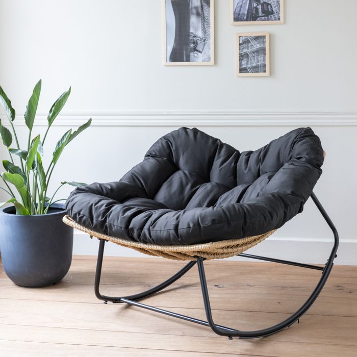 Fauteuil à bascule en rotin synthétique avec coussin noir CINTA Fauteuil à bascule en rotin synthétique avec coussin noir CINTA