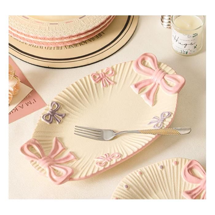 Assiette céramique avec décor nœud papillon sculpté modèle original pour table festive et décoration intérieure