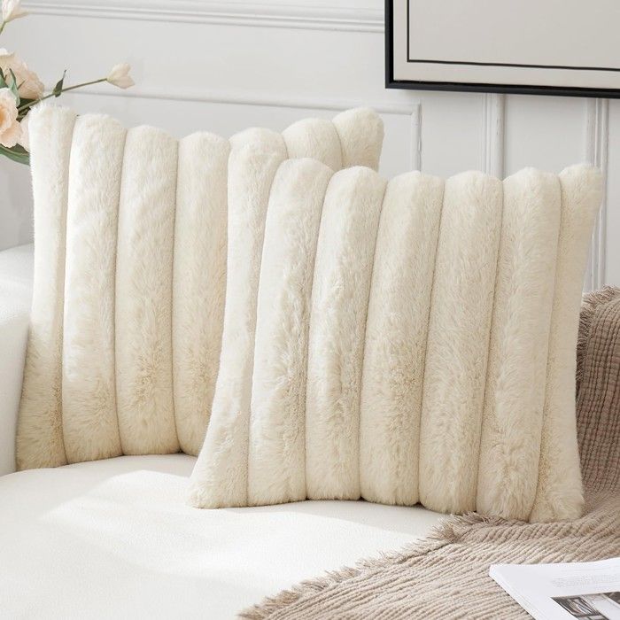 Two-piece soft faux fur trim cushion cover set suitable for sofas and bedrooms white/beige 40 x 40 cm.