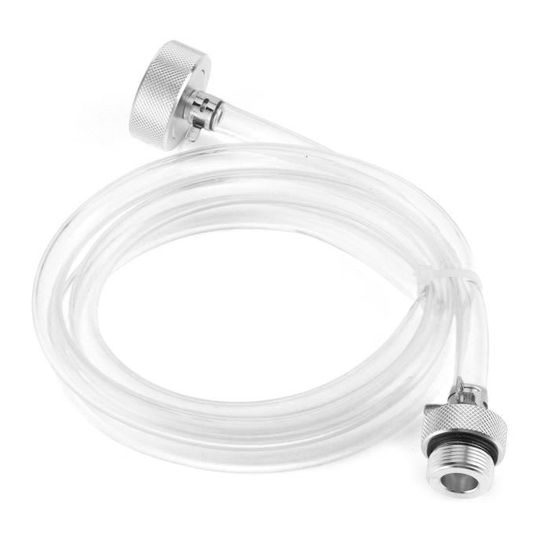 Remplissage Du Réservoir D'eau De Caravane Pendant Le Camping. Lavage