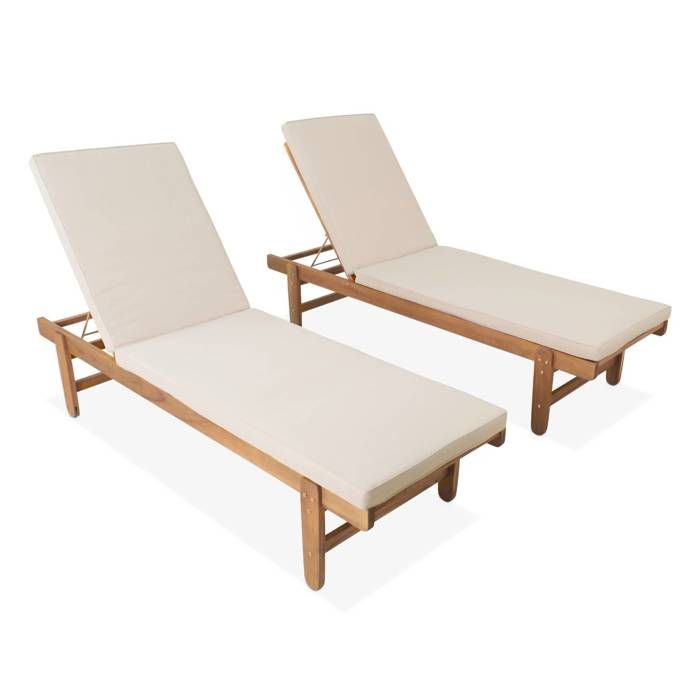 set de 2 bains de soleil en acacia  – arequipa – transats avec coussins beige et roulettes. multi positions