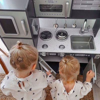Mamabrum Cuisine En Bois Pour Enfants 3+, Cuisinière à Jouets Interactive XXXL Avec Éclairage LED, Cafetière Et Accessoires - Pots, Ensemble Légumes Et Fruits - Jusqu'à 50 Pièces