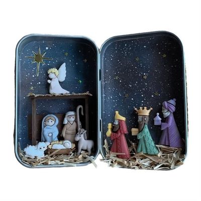 Crèche De Noël Miniature En Boîte Métal - Figurines En Résine 3D - 9.5x6x2 Cm - Décoration Portable Pour Bureau, Maison