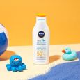 SUN Crème solaire Kids Sensitive Protect & Play FP50+ en flacon de 200 ml, protection solaire sans parfum, crème pour les peaux dél-1