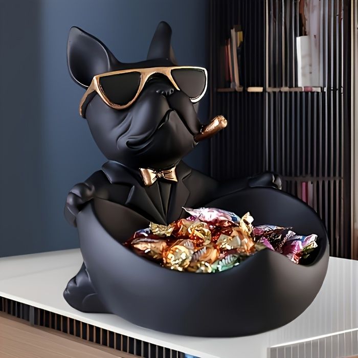 Un grand objet de rangement décoratif en forme de bouledogue français noir doté dun plateau pour les lunettes et les clés.
