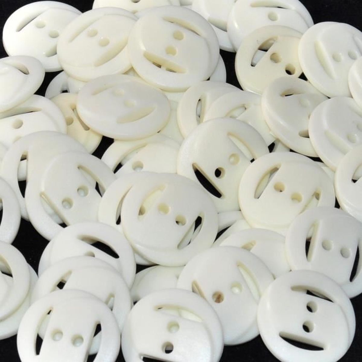 Lot De Boutons Anciens Blancs - Diamètre 2,7cm - Mercerie Vintage