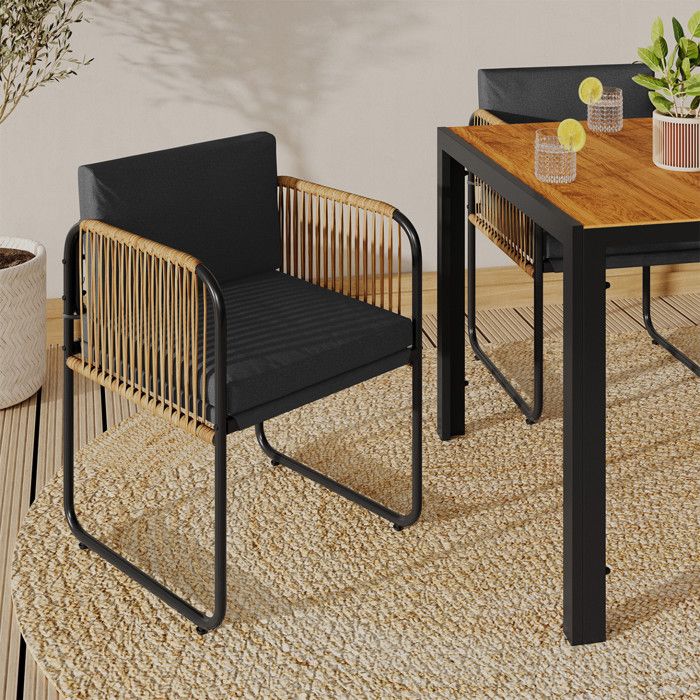 IDMARKET Lot de 4 chaises de jardin RIO structure métal noir cordage effet rotin clair et coussins noirs IDMARKET Lot de 4 chaises de jardin RIO structure métal noir cordage effet rotin clair et coussins noirs