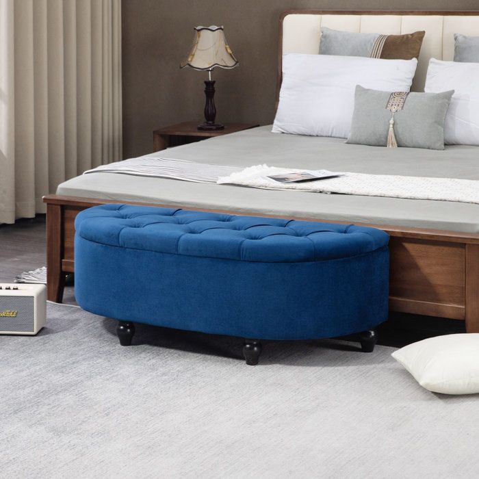 Pouf coffre - AKOZON - Demi-cercle capitonné - Velours bleu - Pieds hévéa noirs - Rangement 2 en 1