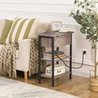 HOOBRO Table d'Appoint, Bout de Canapé Rabattable avec Multiprise et Étagères de Rangement, Table de Chevet Fine, Grège et Noir