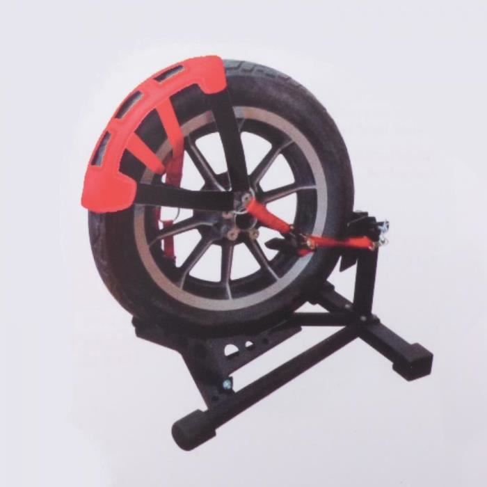 Outillage à sangle qui maintien la roue de moto en appui contre un support