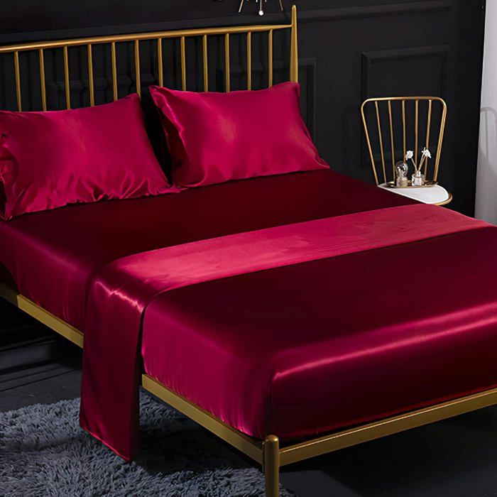 Ensemble de draps en satin quatre pièces 1 drap-housse à poches profondes 1 drap plat 2 taies doreiller bordeaux.